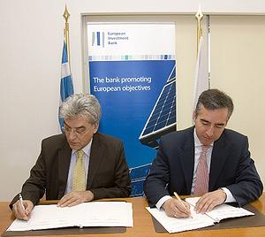 EIB副總裁Plutarchos Sakellaris(右)與PPC主席兼執行長澤爾沃斯(左)，在EIB的雅典辦公室簽署此計畫的金融文件。圖片來自：EIB。