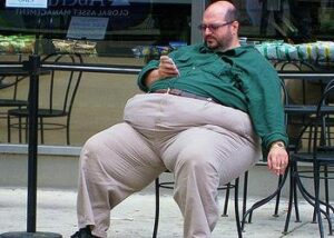 Obese man smoking a cigarette in Philadelphia, Pennsylvania (Photo by Blick Calle)
