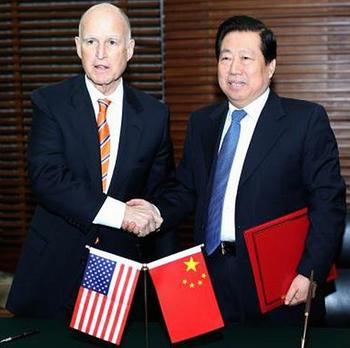 Governor Edmund G. Brown Jr. shakes hands with China’s Minister of Environmental Protection Zhou Shengxian following the signing ceremony.(Photo courtesy Office of the Governor)