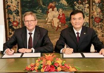 The MoU is signed in Wolfsburg by Jochem Heizmann, president and CEO of Volkswagen Group China, left, and An Jin, who chairs JAC Motors, Sept. 7, 2016 (Photo courtesy Volkswagen AG)
